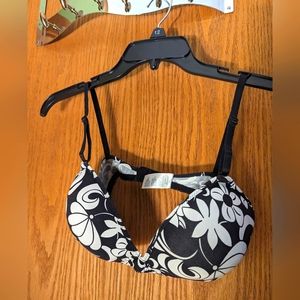 3/$30   Vasserette Black and White Flower Motif Bra.